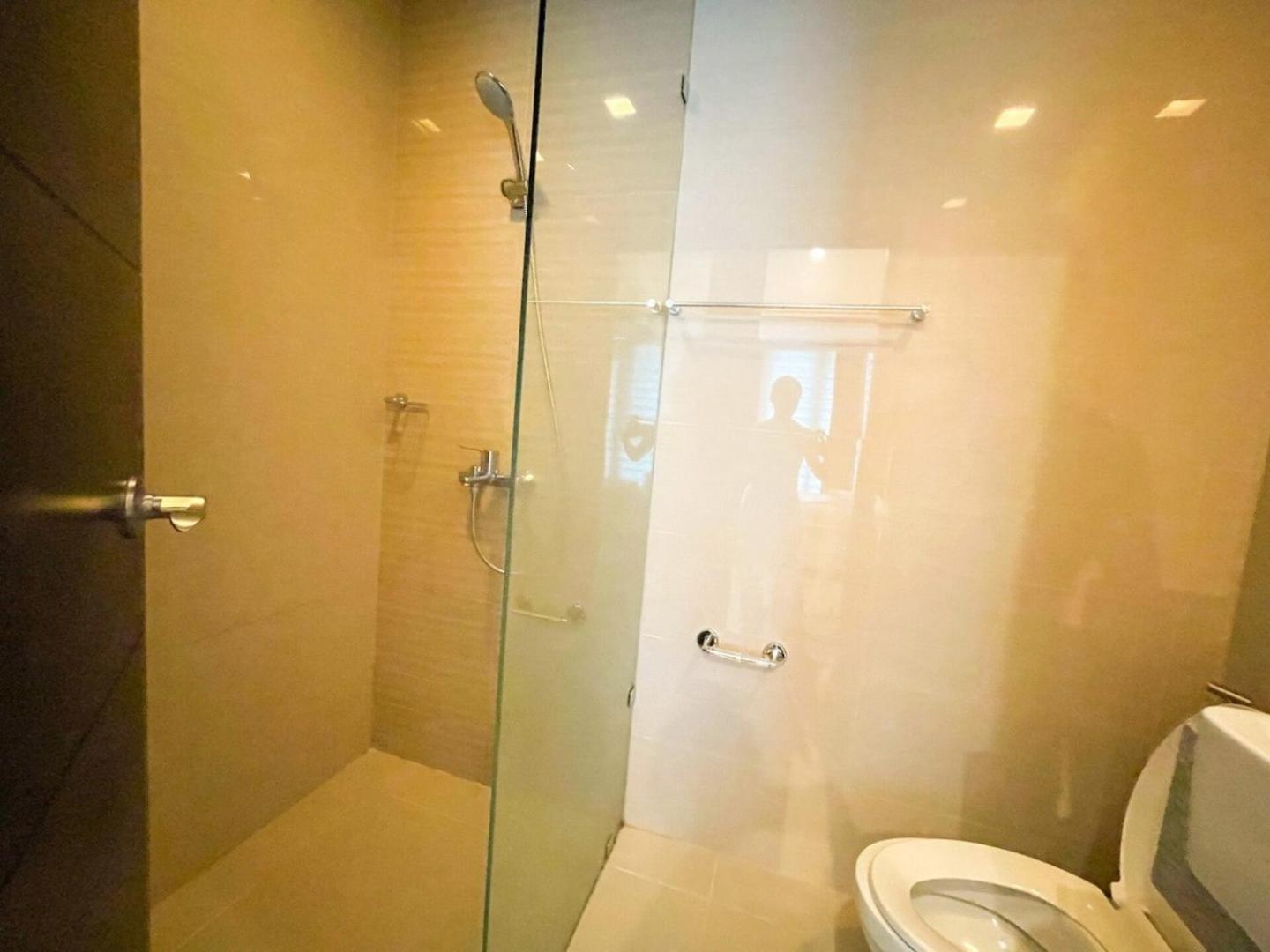 Bahay bakasyunan Elegant Bgc Across Mitsukoshi Mall #upt27p