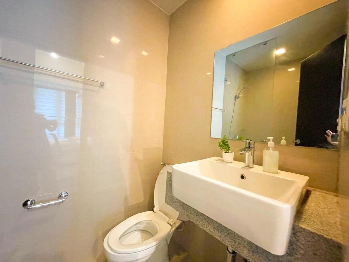 Bahay bakasyunan Elegant Bgc Across Mitsukoshi Mall #upt27p *
