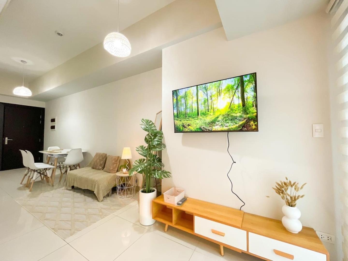 Bahay bakasyunan Elegant Bgc Across Mitsukoshi Mall #upt27p Manila