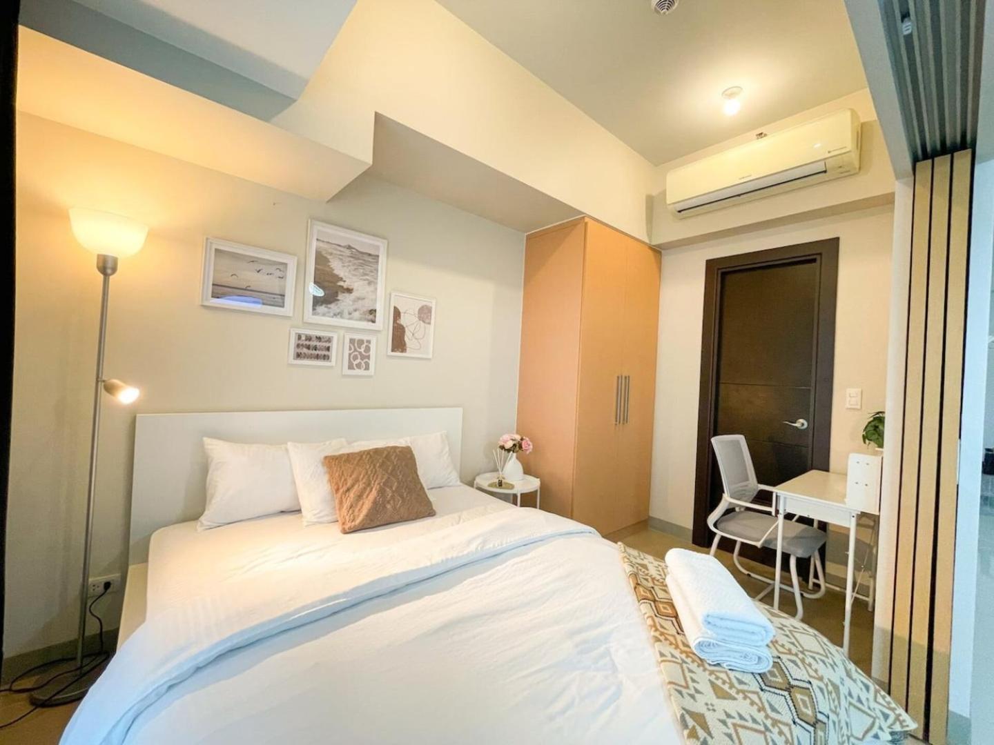 Bahay bakasyunan Elegant Bgc Across Mitsukoshi Mall #upt27p Manila